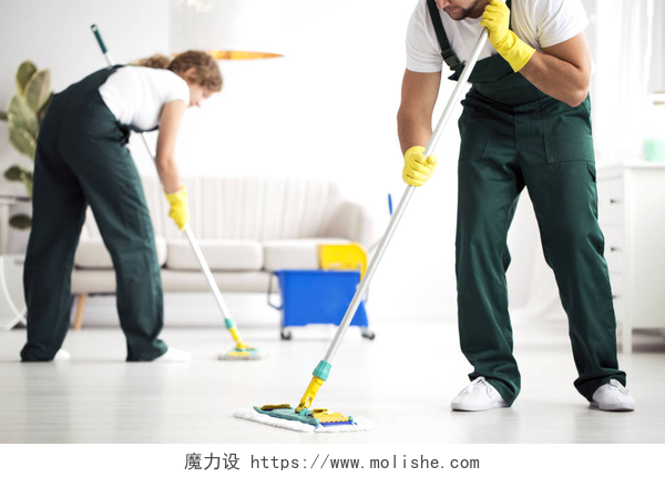 在做清洁的两个人专业清洁机组清洗地板